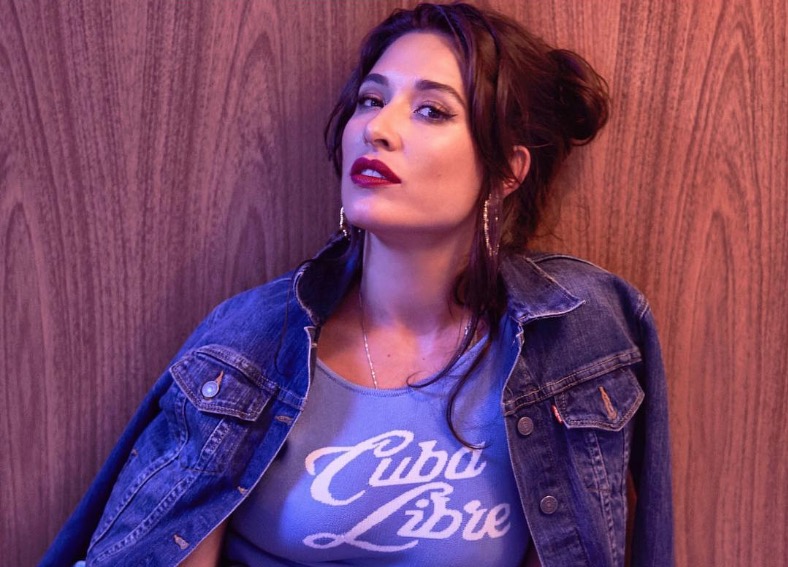 Gisele Itiê volta a postar foto completamente nua após imagem ser denunciada