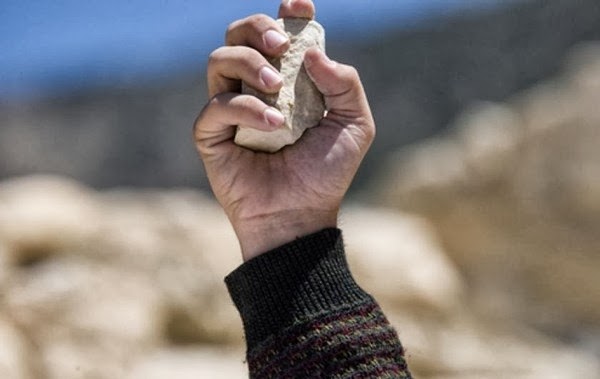 Na frente de crianças, mulher é apedrejada até a morte por ter se casado mais de 10 vezes