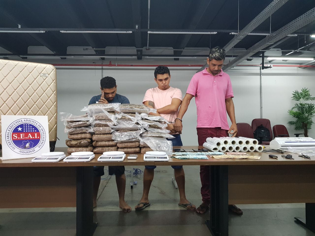 Trio preso com laboratório de drogas em condomínio de Manaus abastecia outros estados