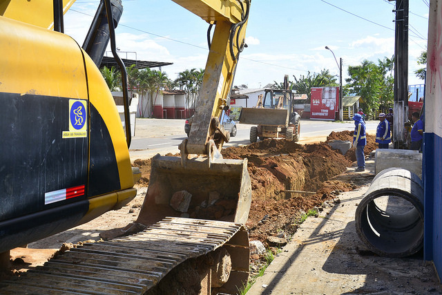 Prefeitura implanta rede de drenagem para acabar com alagamentos em feira de Manaus