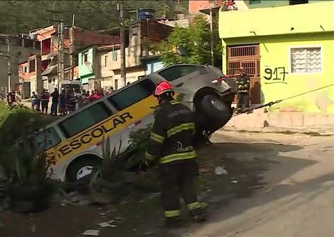 Van escolar cai em córrego e deixa 18 crianças feridas