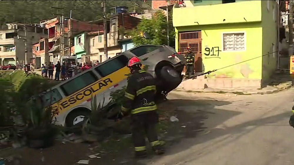 Van escolar cai em córrego e deixa 18 crianças feridas