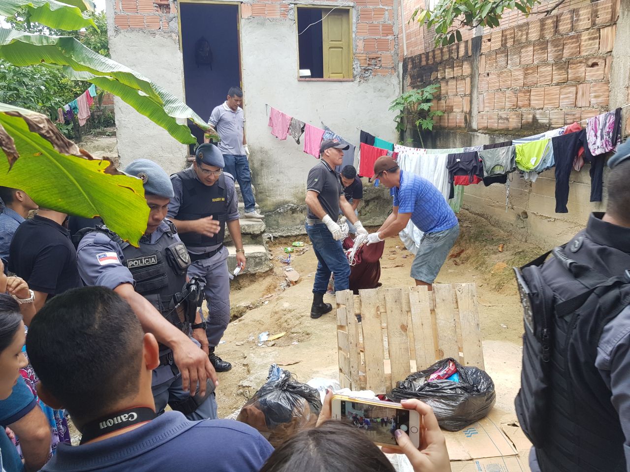 Assassino invade casa e executa homem com 4 tiros dentro de rede em Manaus