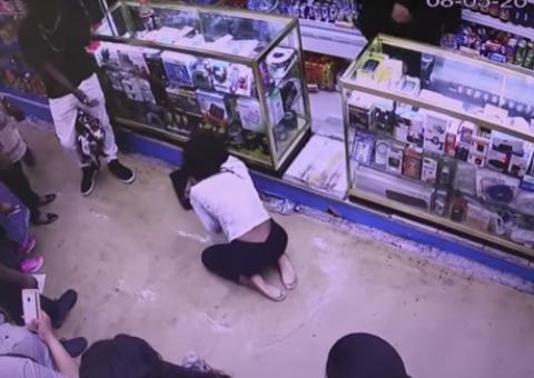 Vídeo mostra jovem agonizando após ser atacada e queimada com ácido 