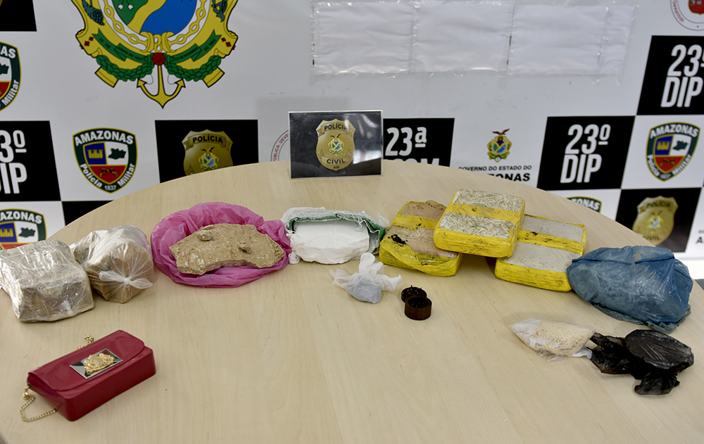Manicure foragida é presa com drogas avaliadas em R$ 50 mil em Manaus