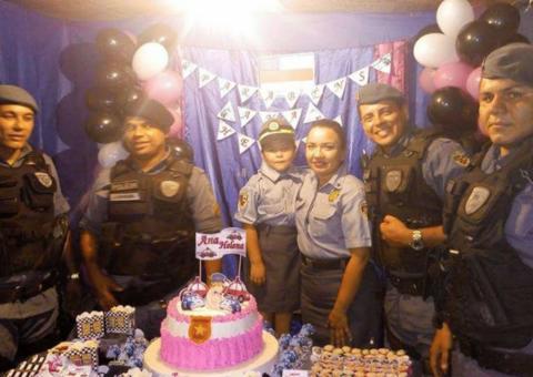 Menina faz festa com tema da polícia e se emociona com presença de PMs em Manaus