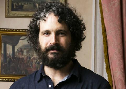 Filho gato de Caco Ciocler espera filho e ator será avô aos 46 anos