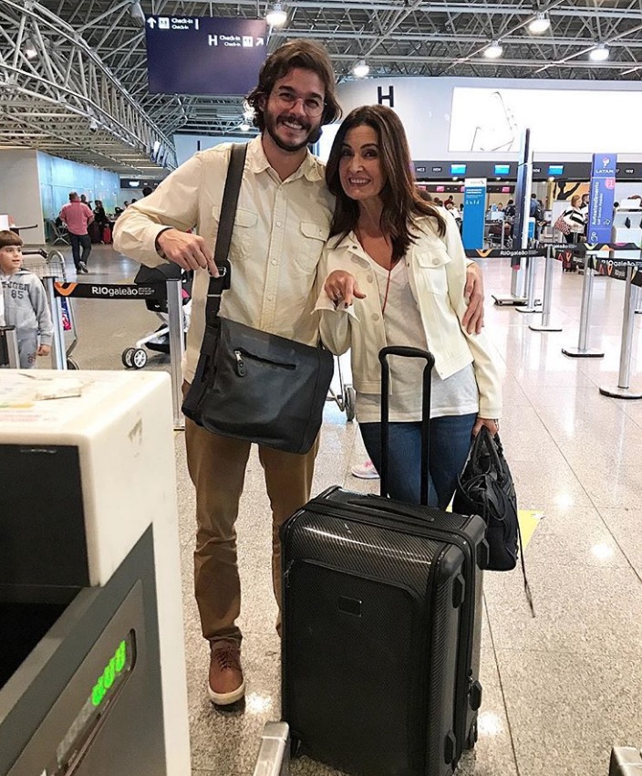 Fátima Bernardes embarca em 1ª viagem internacional com namorado bonitão