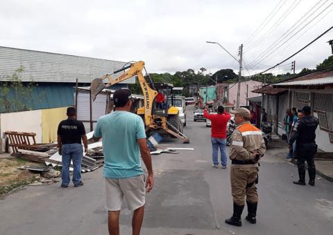 Feira irregular é demolida durante operação de fiscalização em Manaus