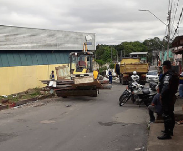 Feira irregular é demolida durante operação de fiscalização em Manaus