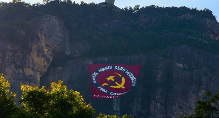 Responsável por bandeirão anticomunismo no Corcovado é multado em R$ 100 mil