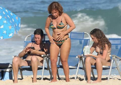 Lutando contra esclerose múltipla, Claudia Rodrigues curte praia no Rio