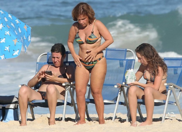 Lutando contra esclerose múltipla, Claudia Rodrigues curte praia no Rio