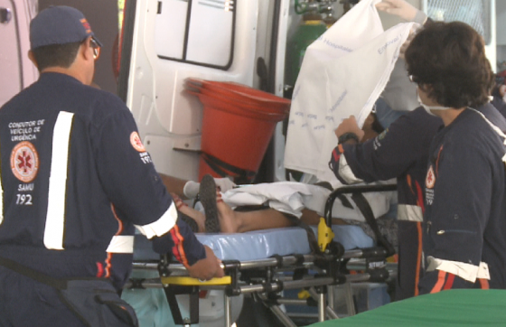  Adolescente crava chave de fenda na testa de sobrinha de 8 anos durante brincadeira