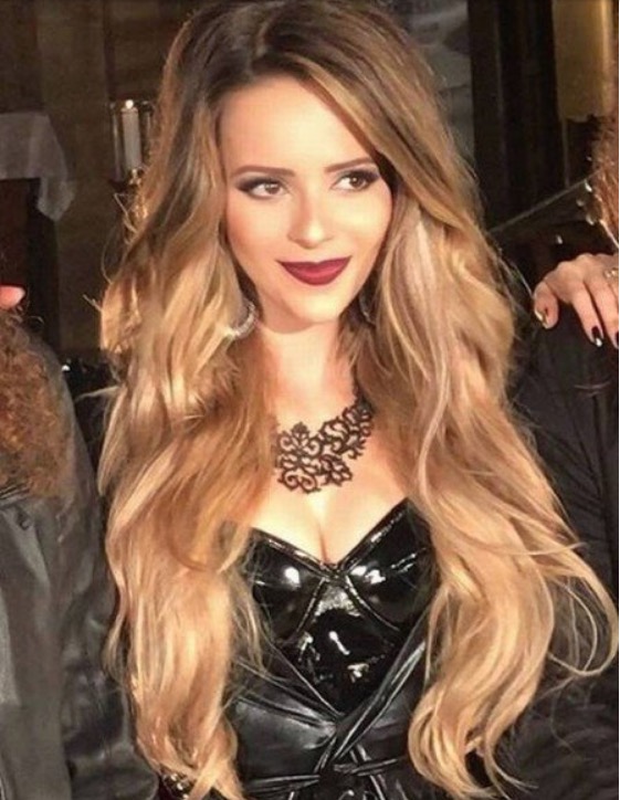 Sandy surge de cabelão estilo mulher fatal 