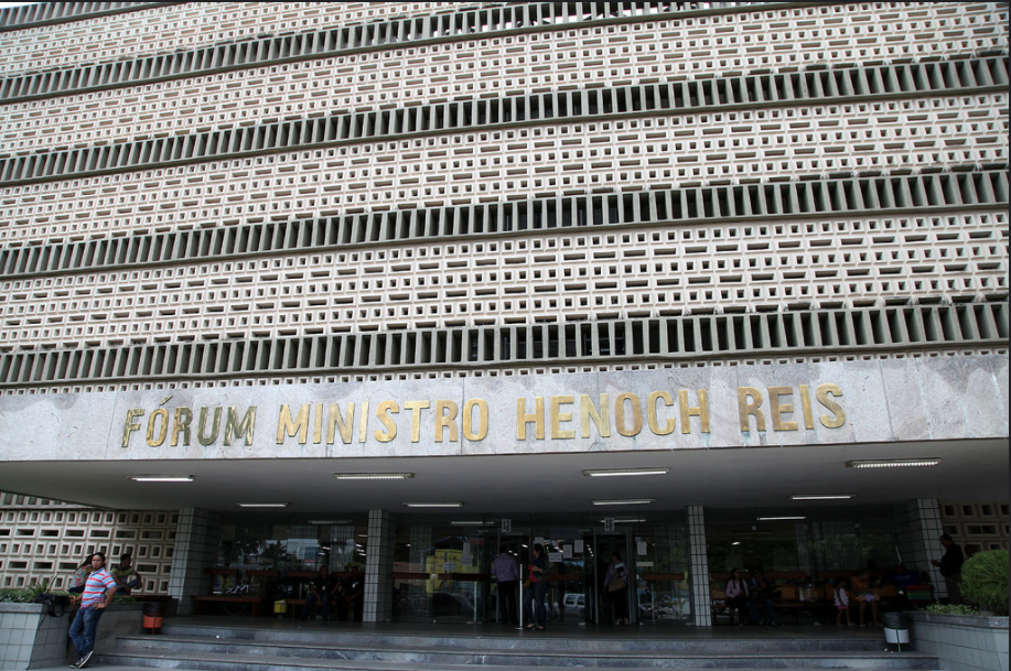 Adolescente é acusada de repassar celulares a condenado por homicídio em Fórum de Manaus
