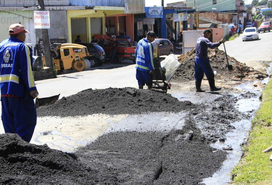 Bairros recebem mutirão de obras para recuperação viária em Manaus