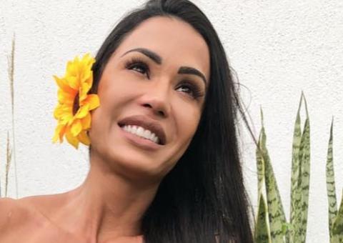 Gracyanne Barbosa posa com seios nus e filosofa sobre auto-estima