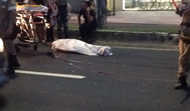 Mulher morre após ser arremessada de faixa de pedestre por moto em Manaus