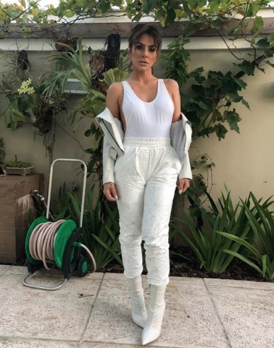 Cleo Pires posta foto e impressiona por semelhança com Kim Kardashian