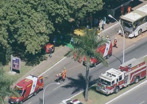 Acidente entre dois ônibus deixa mais de 30 pessoas feridas