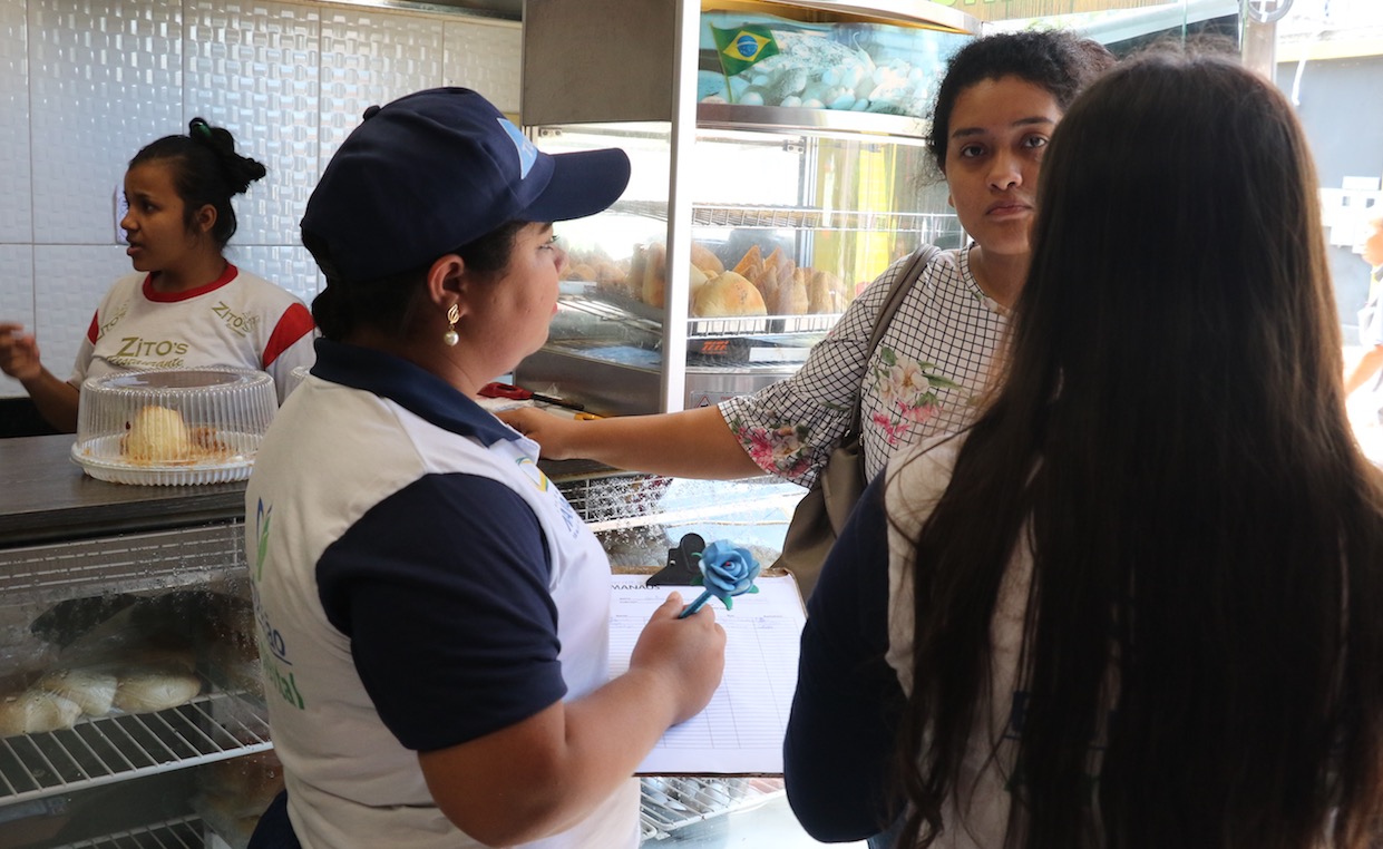 Restaurantes do Centro recebem ação sobre limpeza e lixos em Manaus