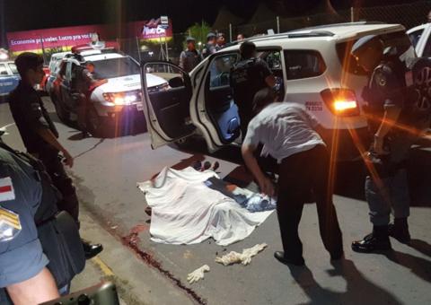 Taxista reage ao ver viatura e assaltante acaba morto a tiros em Manaus