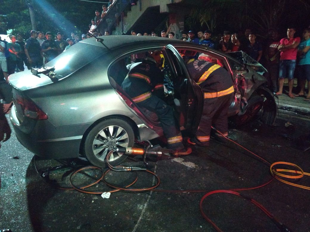 Motorista morre ao se chocar contra passarela em avenida de Manaus