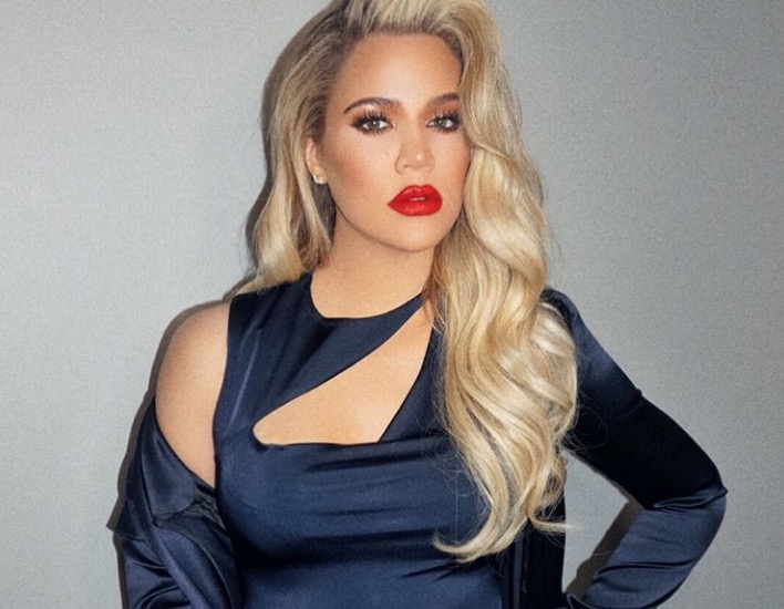 Khloé Kardashian mostra rostinho da filha pela 1ª vez após escândalos