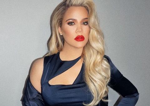  Khloé Kardashian mostra rostinho da filha pela 1ª vez após escândalos