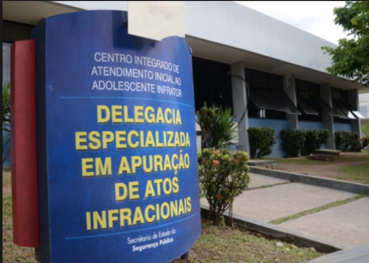 Adolescente de 13 anos é apreendido com arma e carro roubado em Manaus