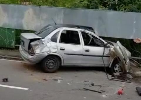 Carro com nove pessoas se choca com poste e deixa feridos na Ponta Negra