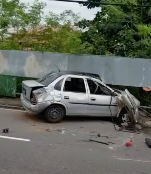 Carro com nove pessoas se choca com poste e deixa feridos na Ponta Negra