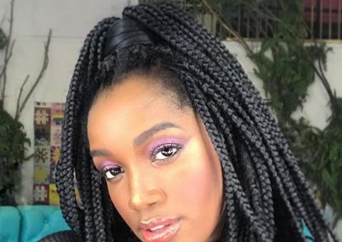 Cantora Iza impressiona com bumbum natural gigante de biquíni