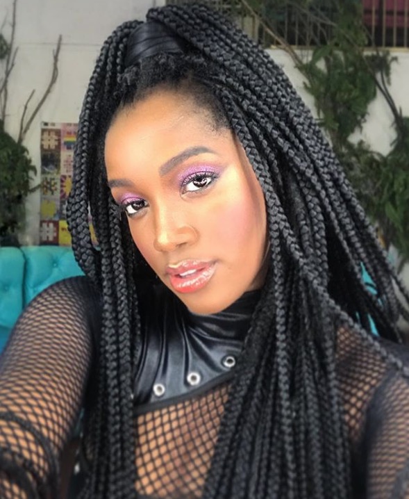 Cantora Iza impressiona com bumbum natural gigante de biquíni