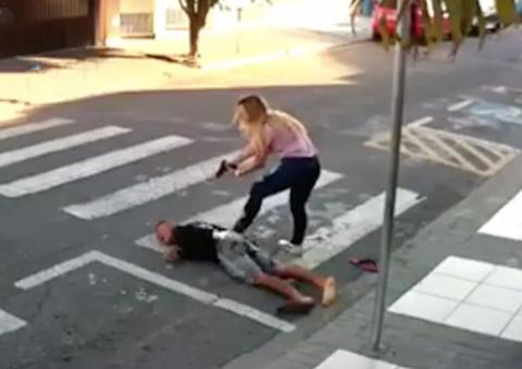 Mãe PM reage a assalto na porta de escola e ladrão morre