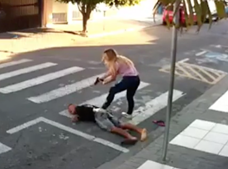 Mãe PM reage a assalto na porta de escola e ladrão morre