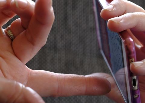 Vírus no celular permite espionar conversas e revelar dados pessoais