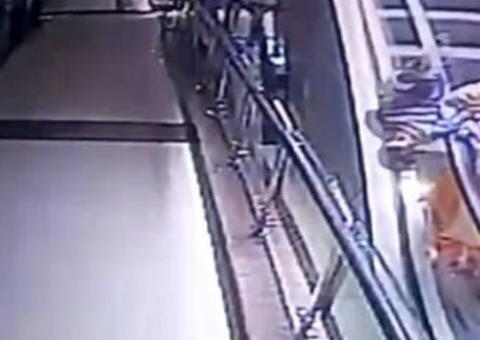 Pais deixam bebê cair da escada rolante enquanto tentavam tirar selfie