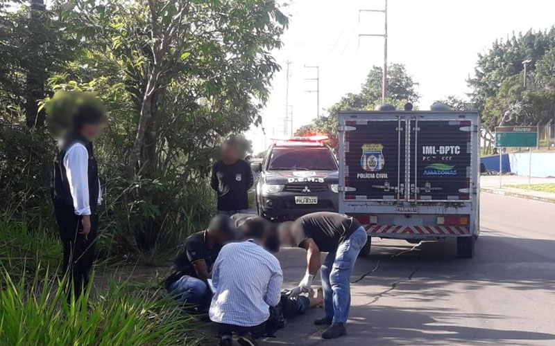 Com oito tiros, corpo de jovem é encontrado em avenida de Manaus