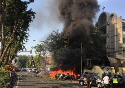 Família faz ataque suicida em igrejas e deixa 11 mortos na Indonésia