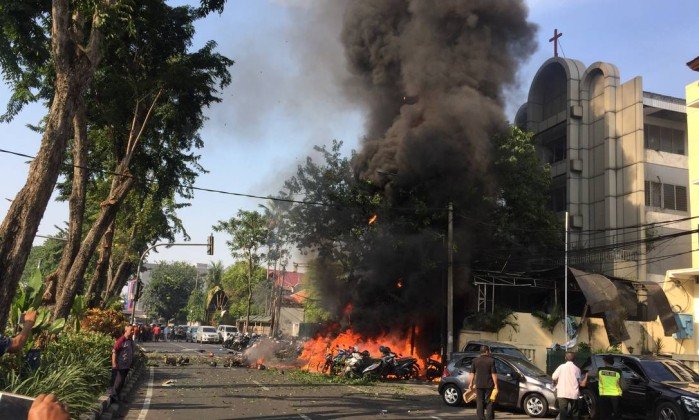 Família faz ataque suicida em igrejas e deixa 11 mortos na Indonésia