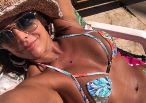 Viviane Araújo ostenta bumbum na nuca e recebe pedido: 'namora eu?'
