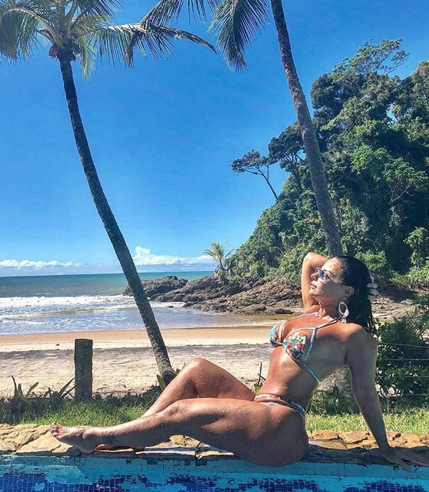Viviane Araújo ostenta bumbum na nuca e recebe pedido: 'namora eu?'