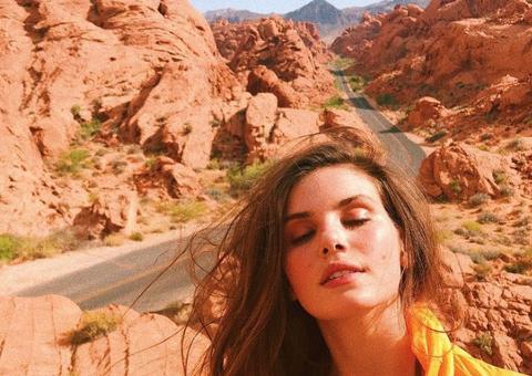 Em viagem internacional, Camila Queiroz se joga de altura de 108 andares  