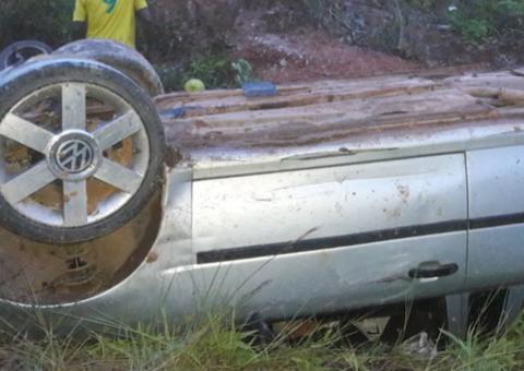 Menino de 9 anos morre após carro descontrolado capotar em estrada no Amazonas