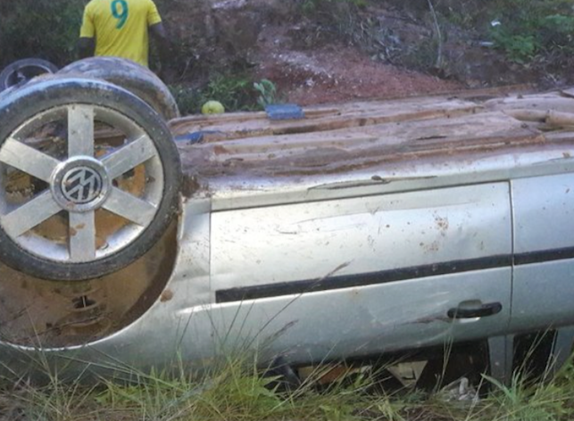 Menino de 9 anos morre após carro descontrolado capotar em estrada no Amazonas
