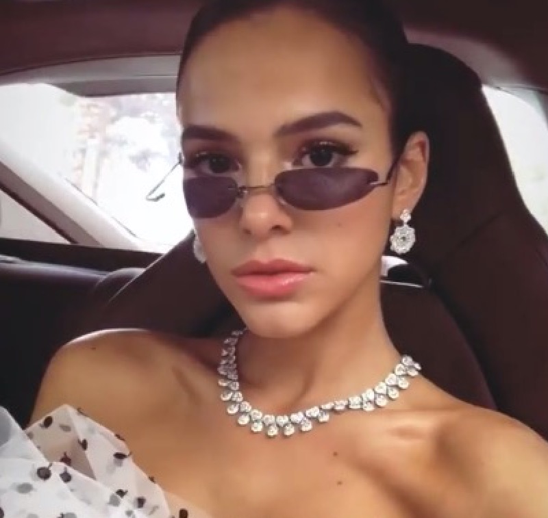  Da França, Bruna Marquezine envia homenagem e faz a mãe chorar