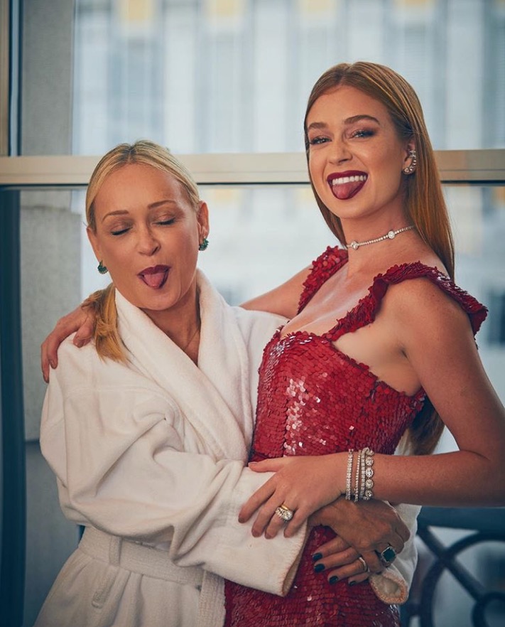 Marina Ruy Barbosa homenageia mãe e impressiona por semelhança