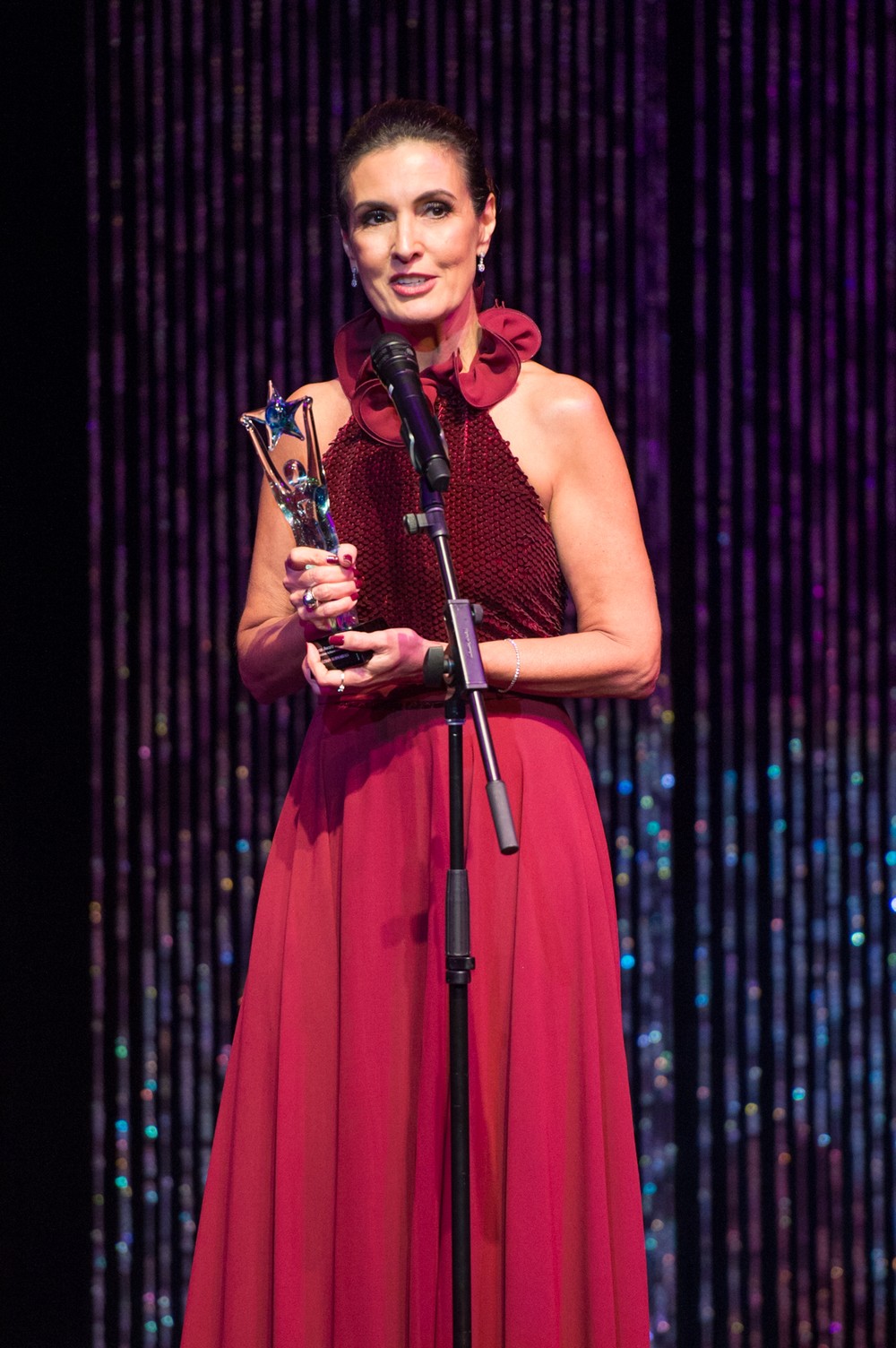 Fátima Bernardes recebe prêmio nos EUA e namorado se derrete: 'orgulho'